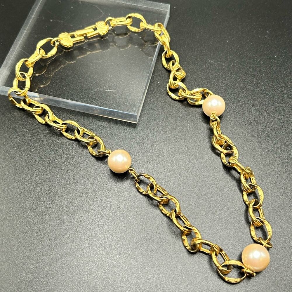 L0162 Richelieu Vintage necklace Hammered gold tone links Faux Pearl. Like new!